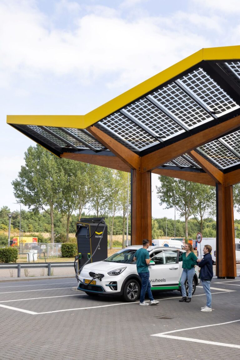 Steeds meer snelladers binnen de bebouwde kom, wat betekent dit voor gemeenten?